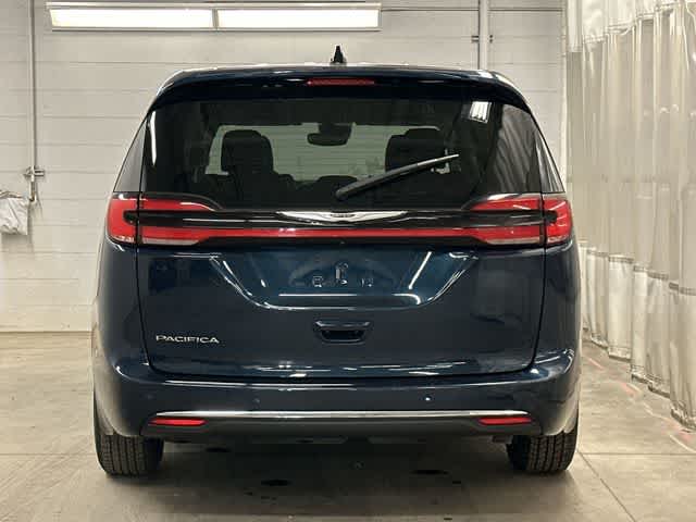 Thumbnail: 2023 Chrysler Pacifica - 4