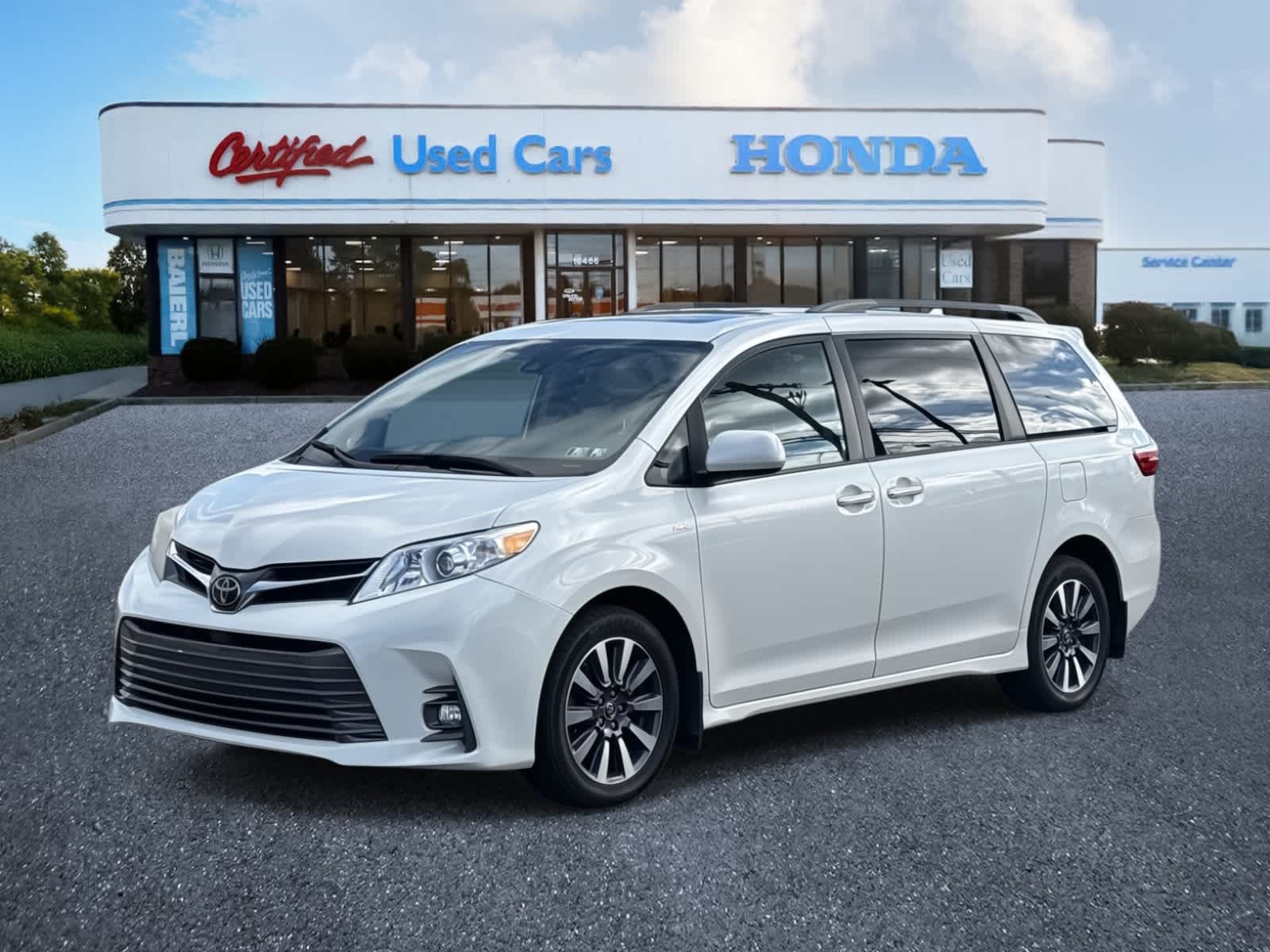 2020 Toyota Sienna XLE's photo