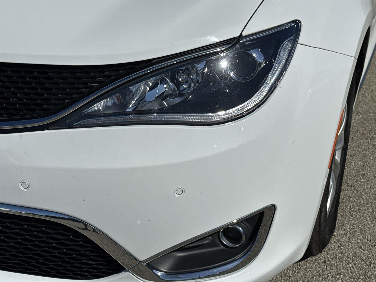 Thumbnail: 2018 Chrysler Pacifica - 9