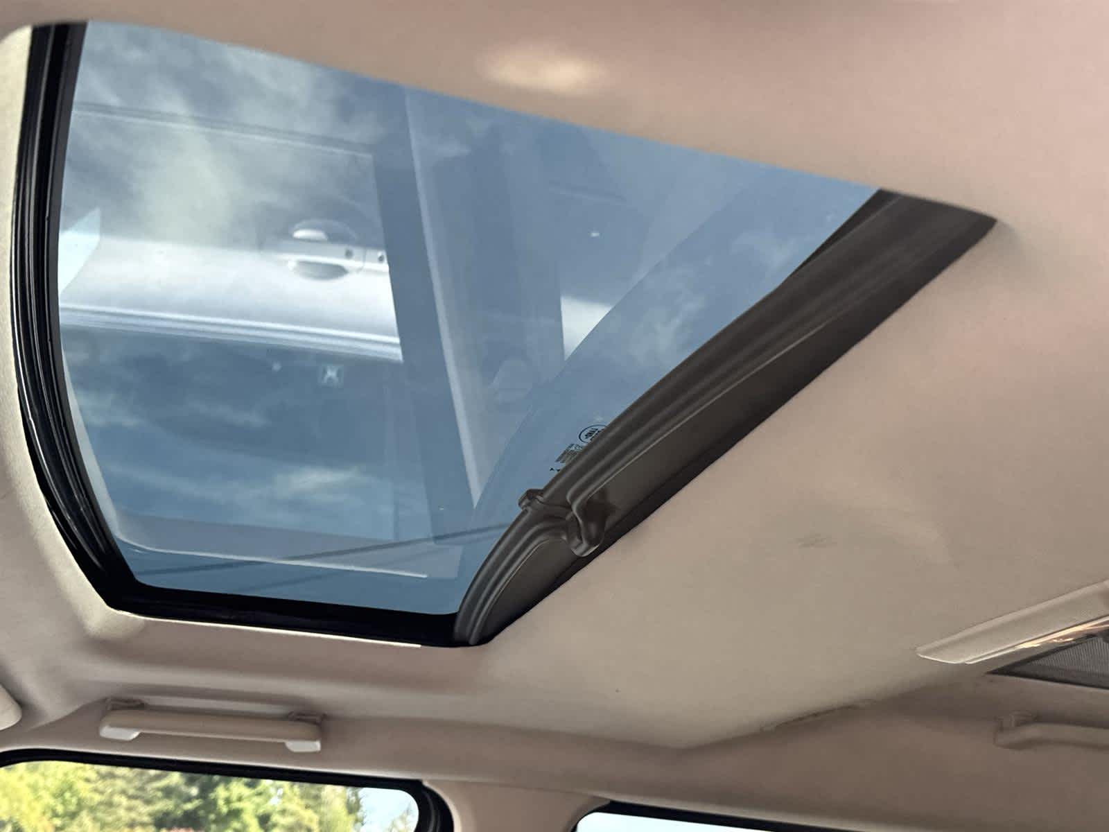 Thumbnail: 2015 Land Rover LR4 - 13