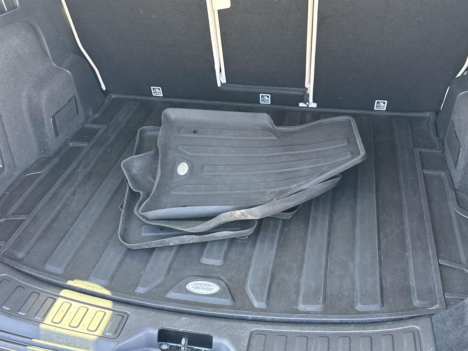 Thumbnail: 2020 Land Rover Discovery Sport - 16