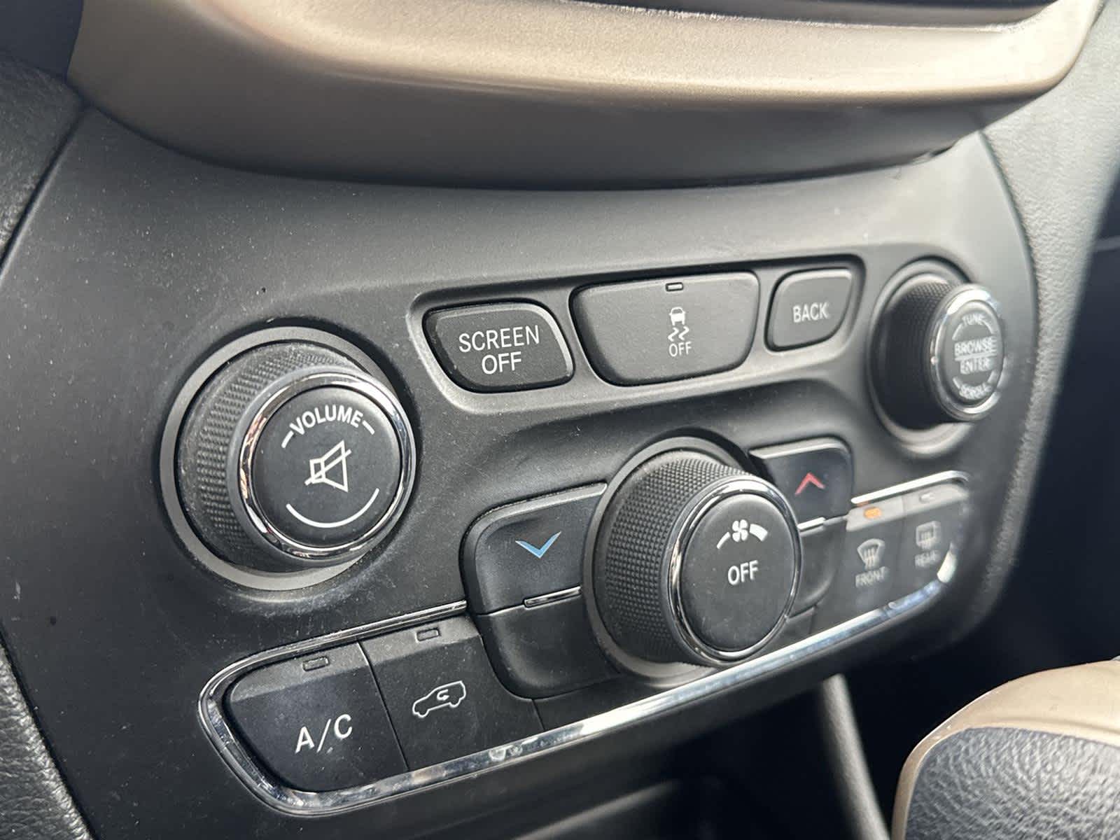 Thumbnail: 2014 Jeep Cherokee - 32