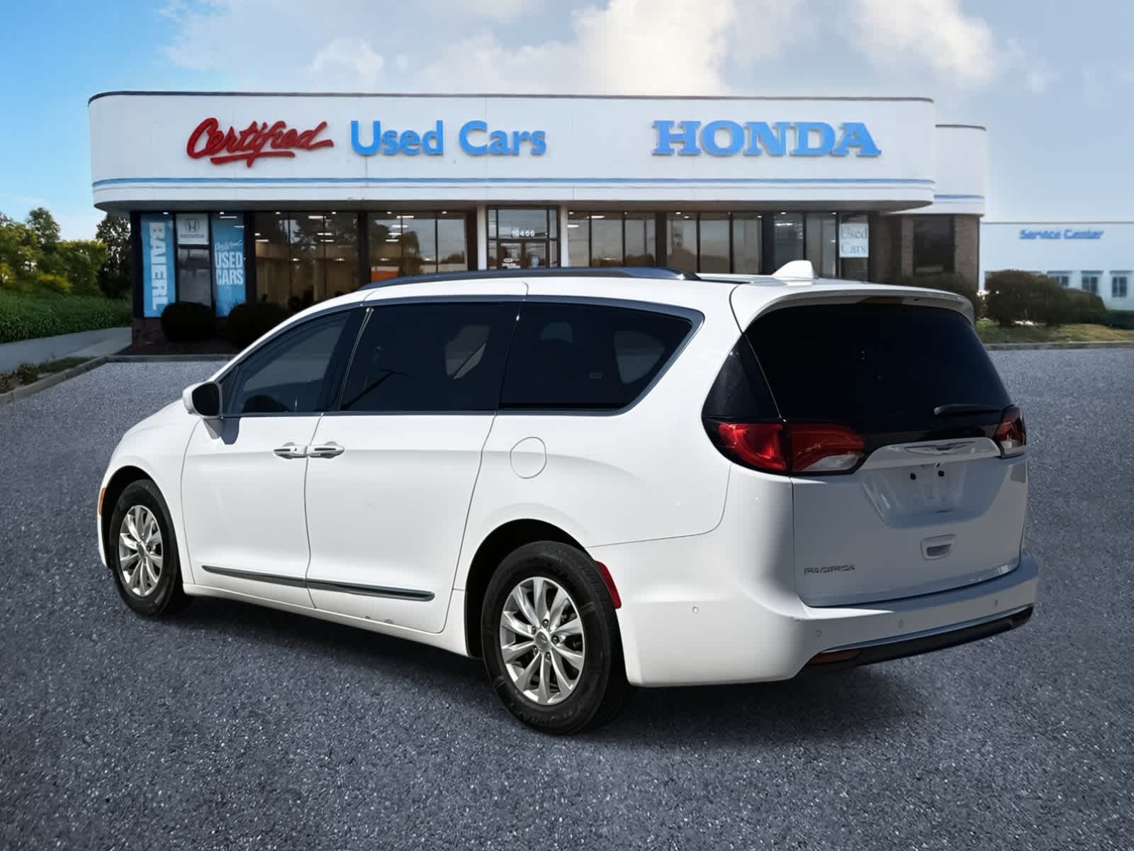 Thumbnail: 2018 Chrysler Pacifica - 3