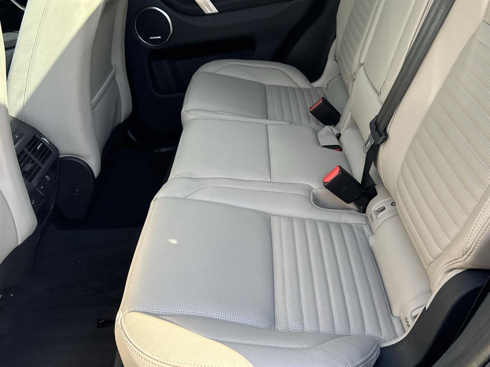 Thumbnail: 2022 Land Rover Discovery Sport - 14