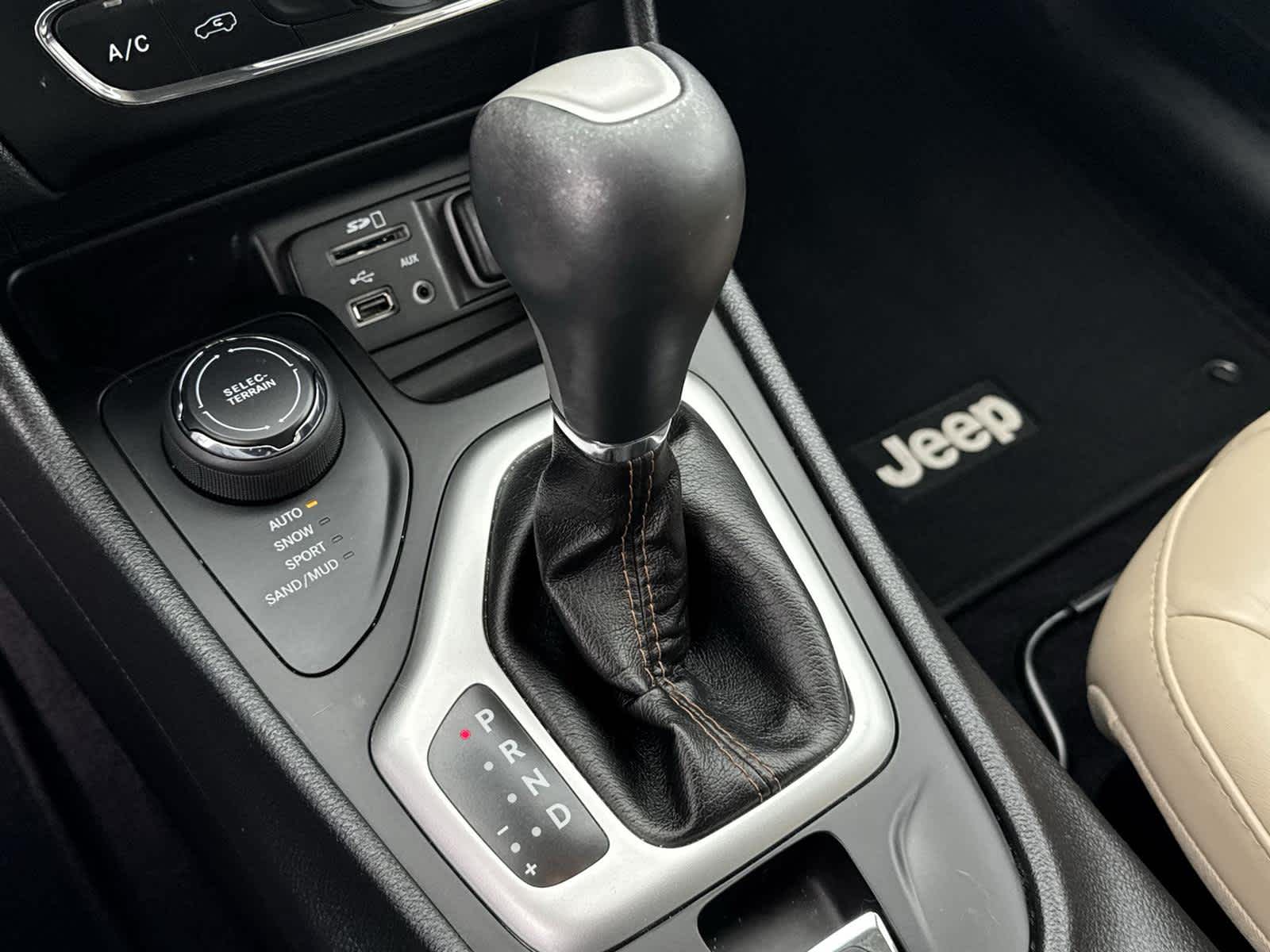 Thumbnail: 2017 Jeep Cherokee - 29