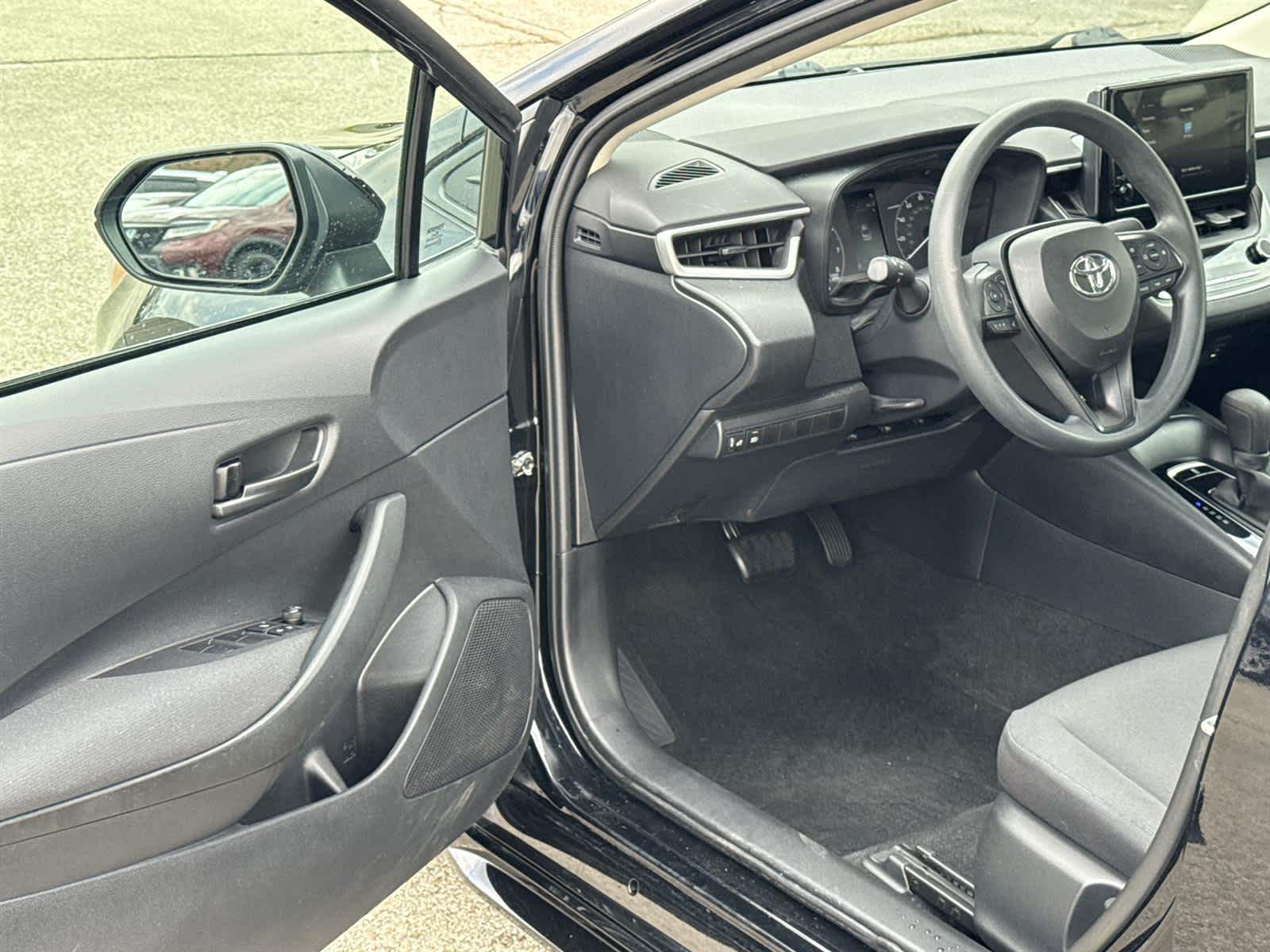 2023 Toyota Corolla LE photo 2