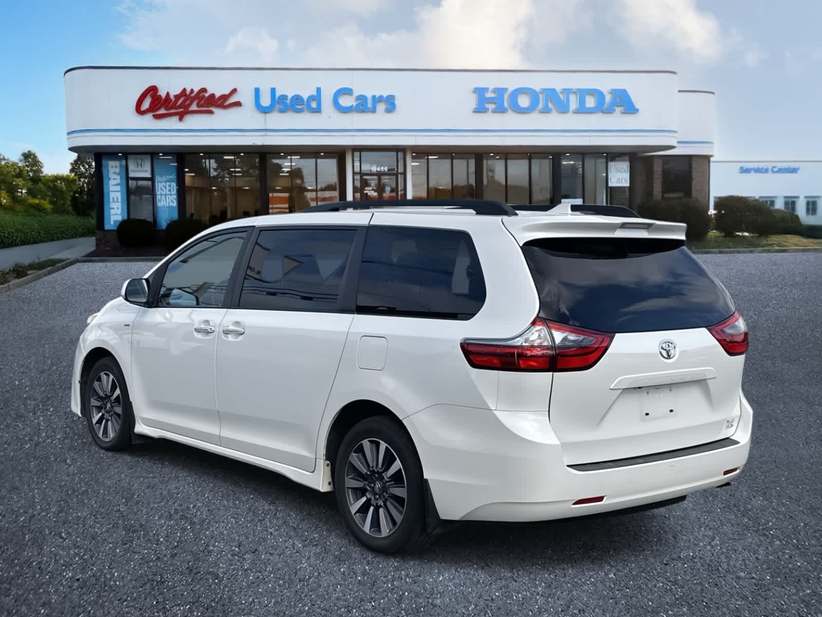 2020 Toyota Sienna XLE photo 2