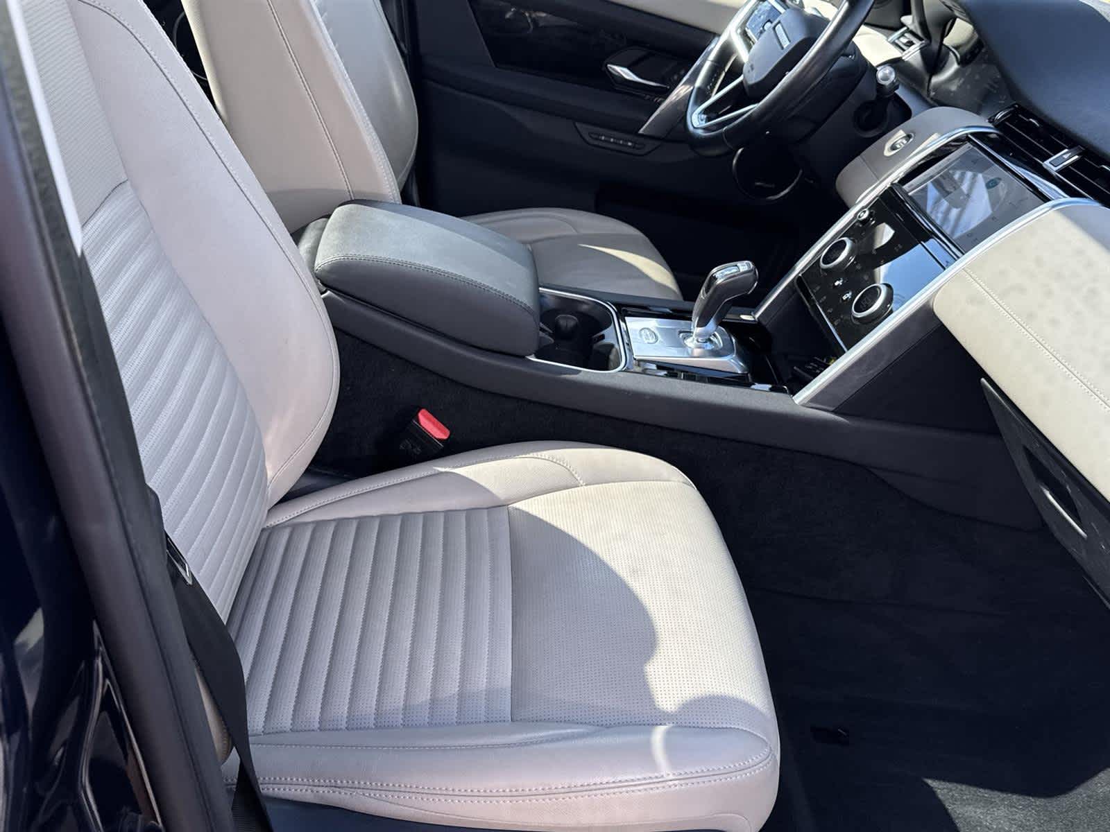 Thumbnail: 2022 Land Rover Discovery Sport - 17