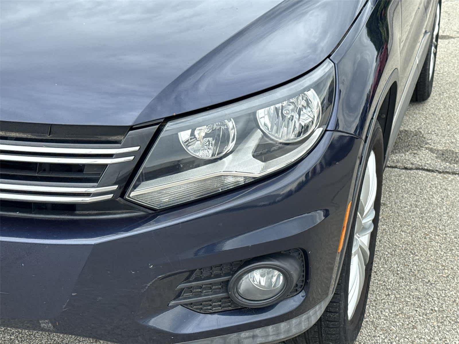 Thumbnail: 2012 Volkswagen Tiguan - 9