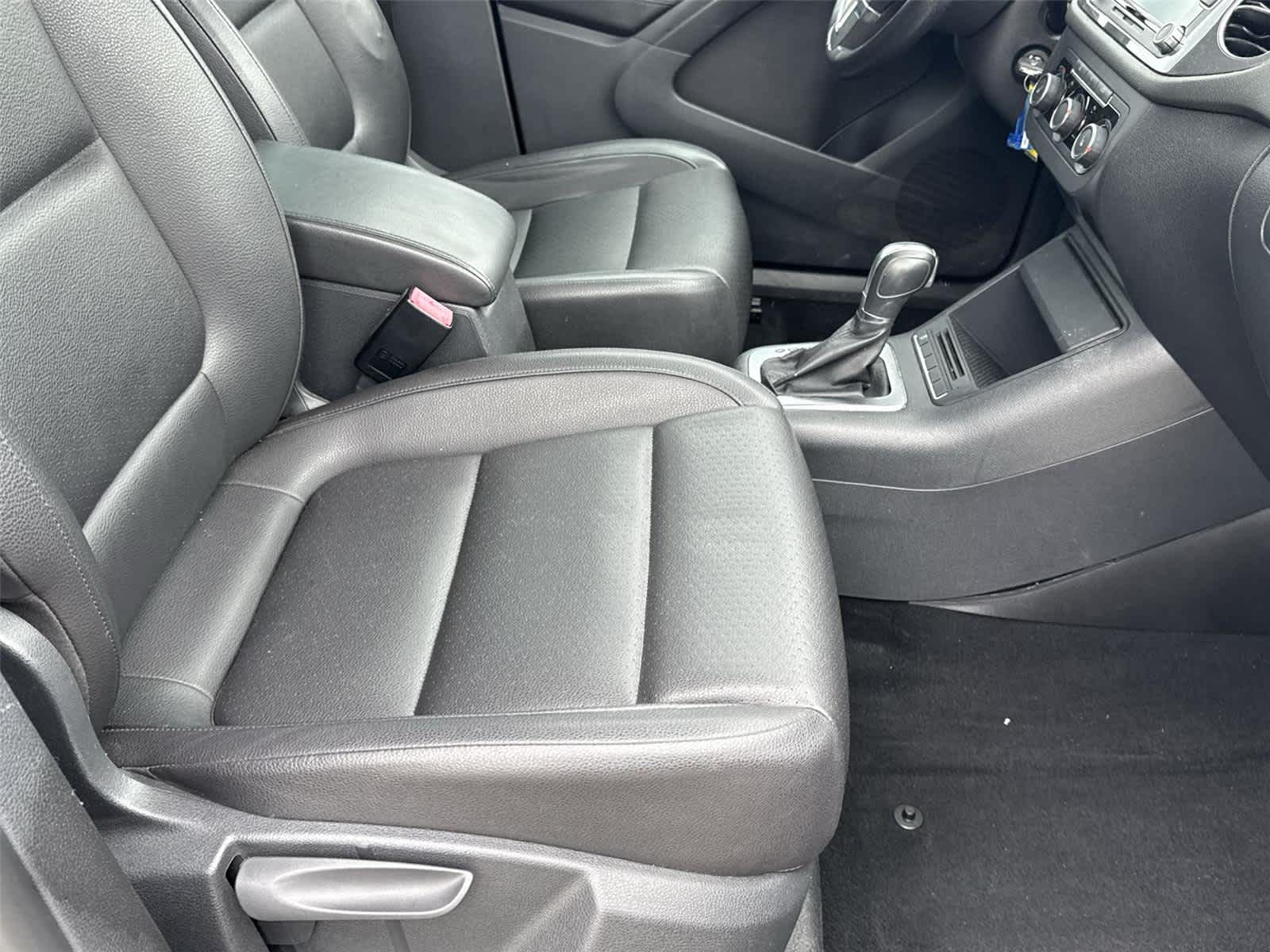 Thumbnail: 2012 Volkswagen Tiguan - 17