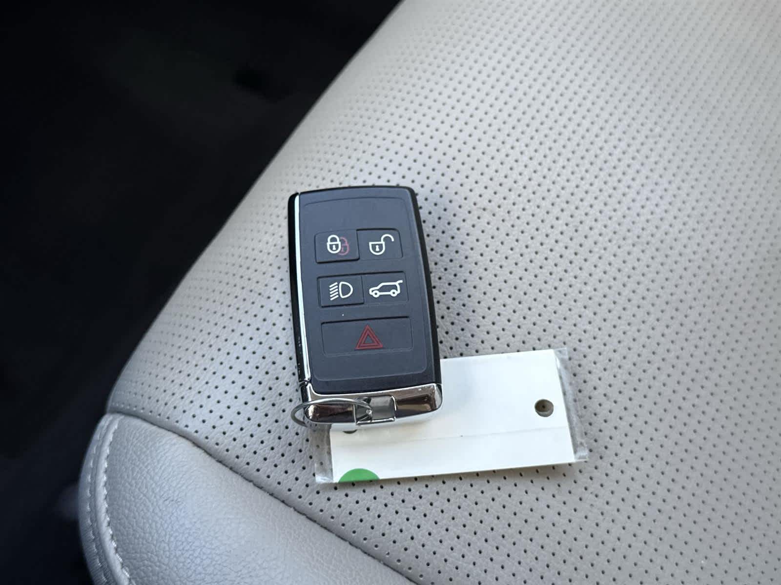 Thumbnail: 2022 Land Rover Discovery Sport - 30