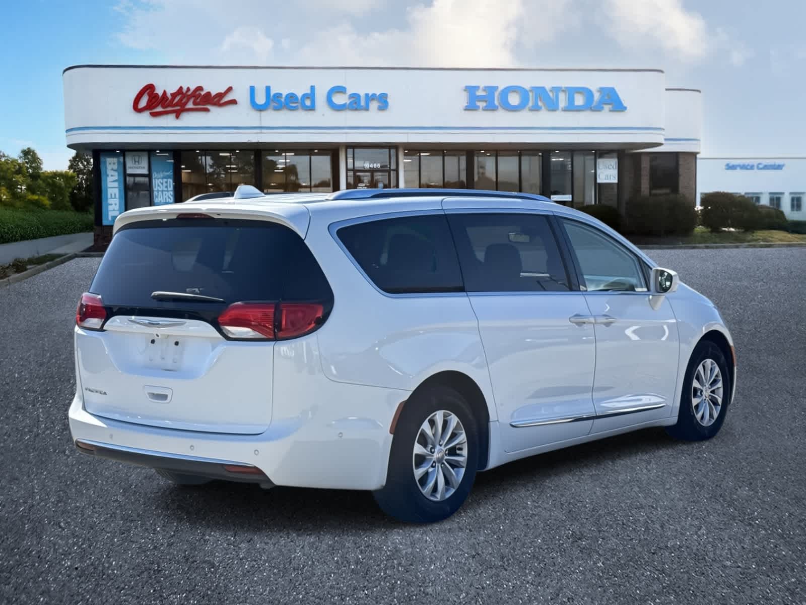 Thumbnail: 2018 Chrysler Pacifica - 5