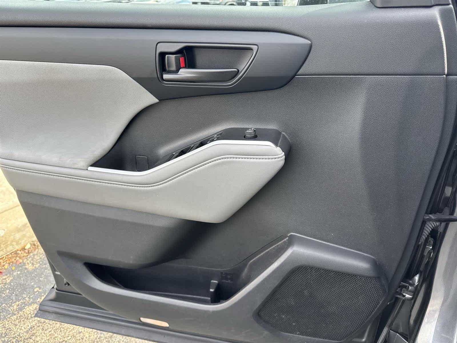 Thumbnail: 2022 Toyota Highlander - 32