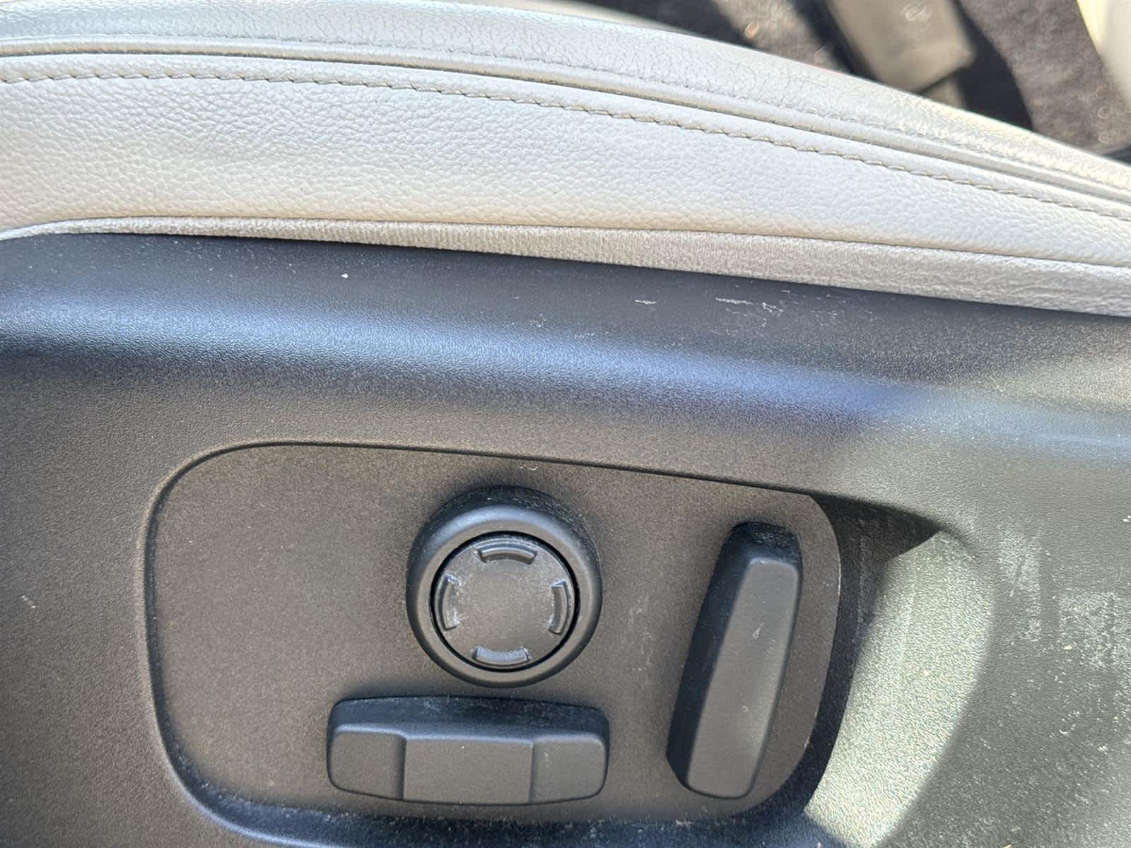 Thumbnail: 2020 Land Rover Discovery Sport - 13