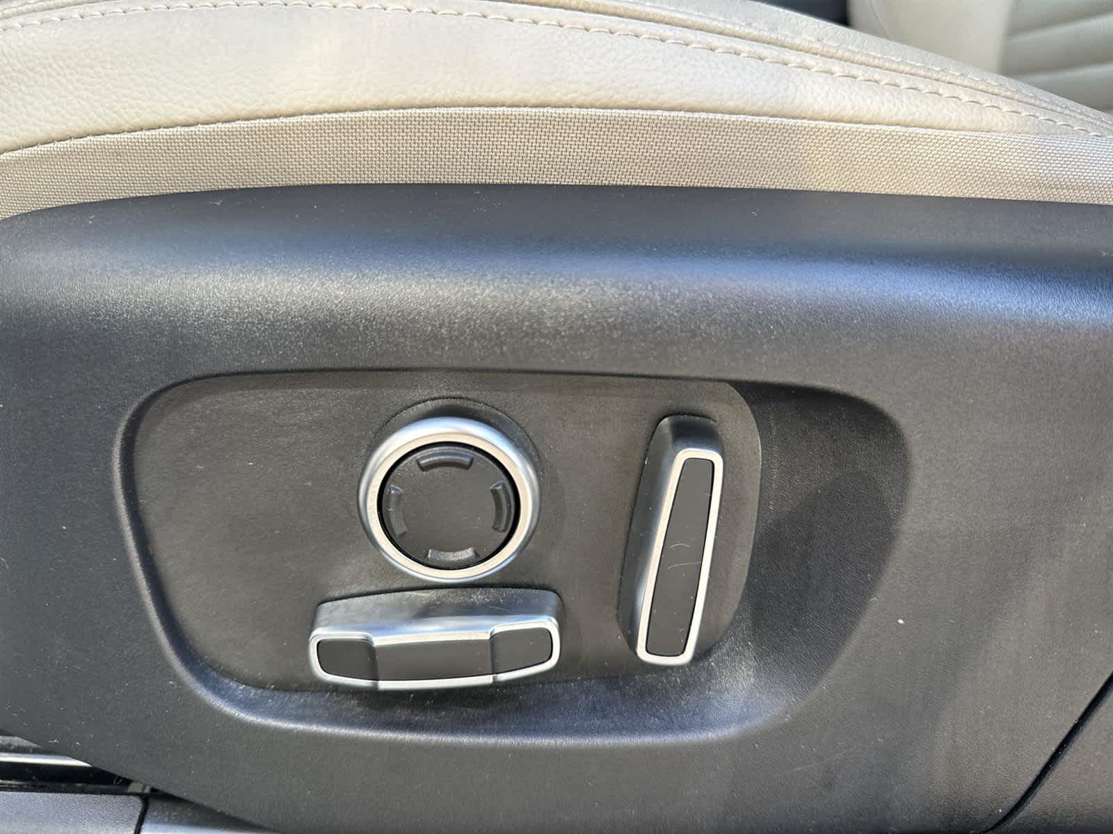 Thumbnail: 2022 Land Rover Discovery Sport - 12