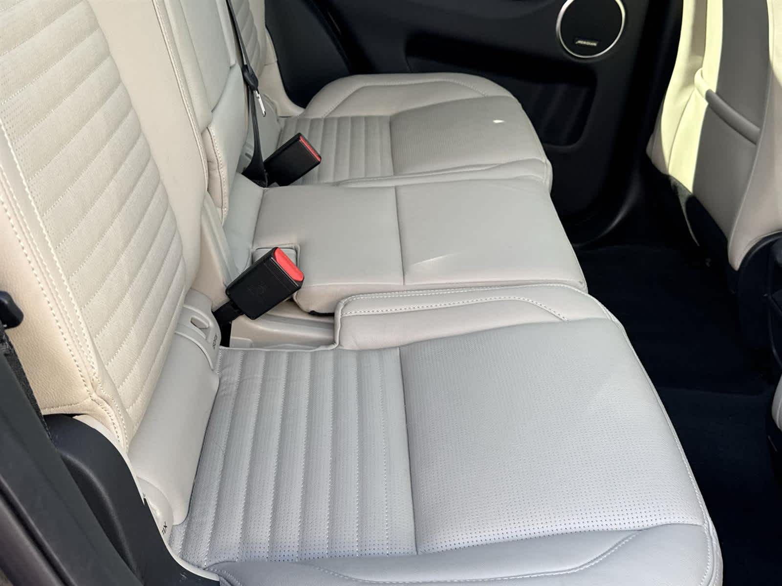 Thumbnail: 2022 Land Rover Discovery Sport - 16