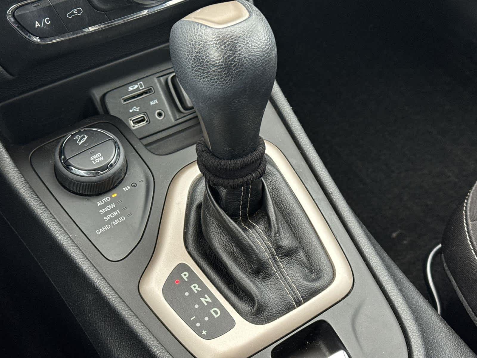 Thumbnail: 2014 Jeep Cherokee - 26