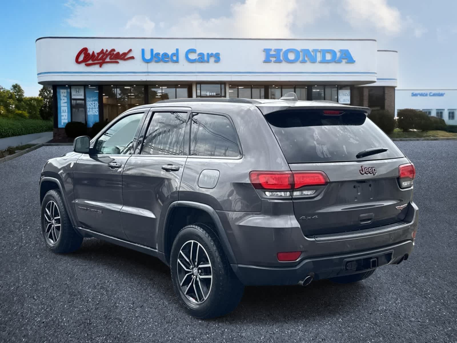 Thumbnail: 2018 Jeep Grand Cherokee - 3