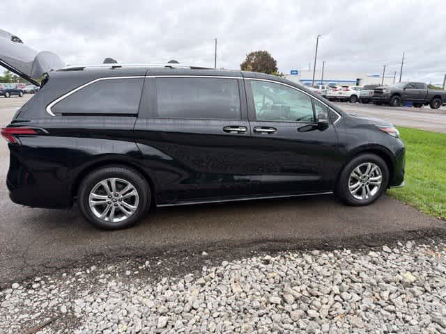 2022 Toyota Sienna Platinum AWD photo