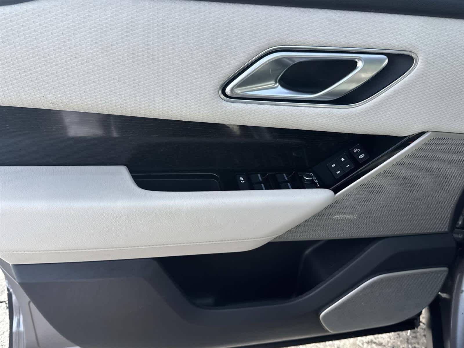 Thumbnail: 2020 Land Rover Range Rover Velar - 32