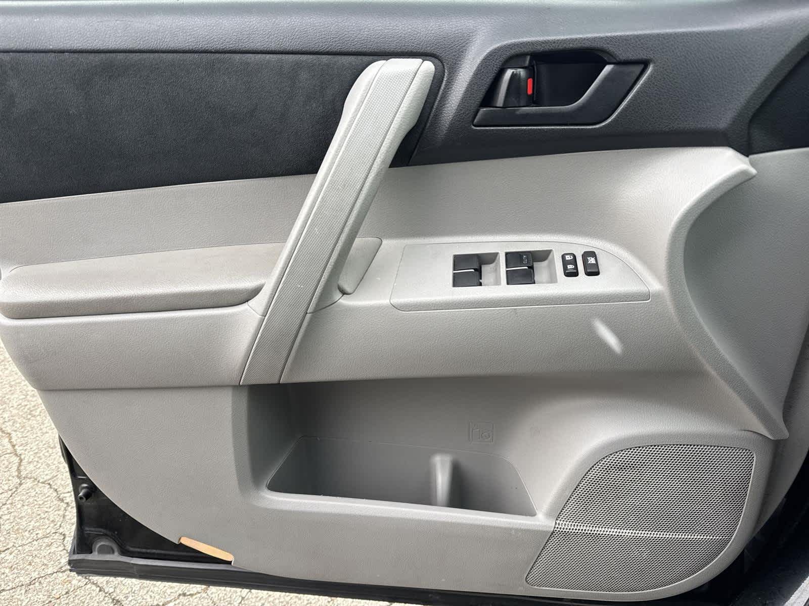 Thumbnail: 2013 Toyota Highlander - 32