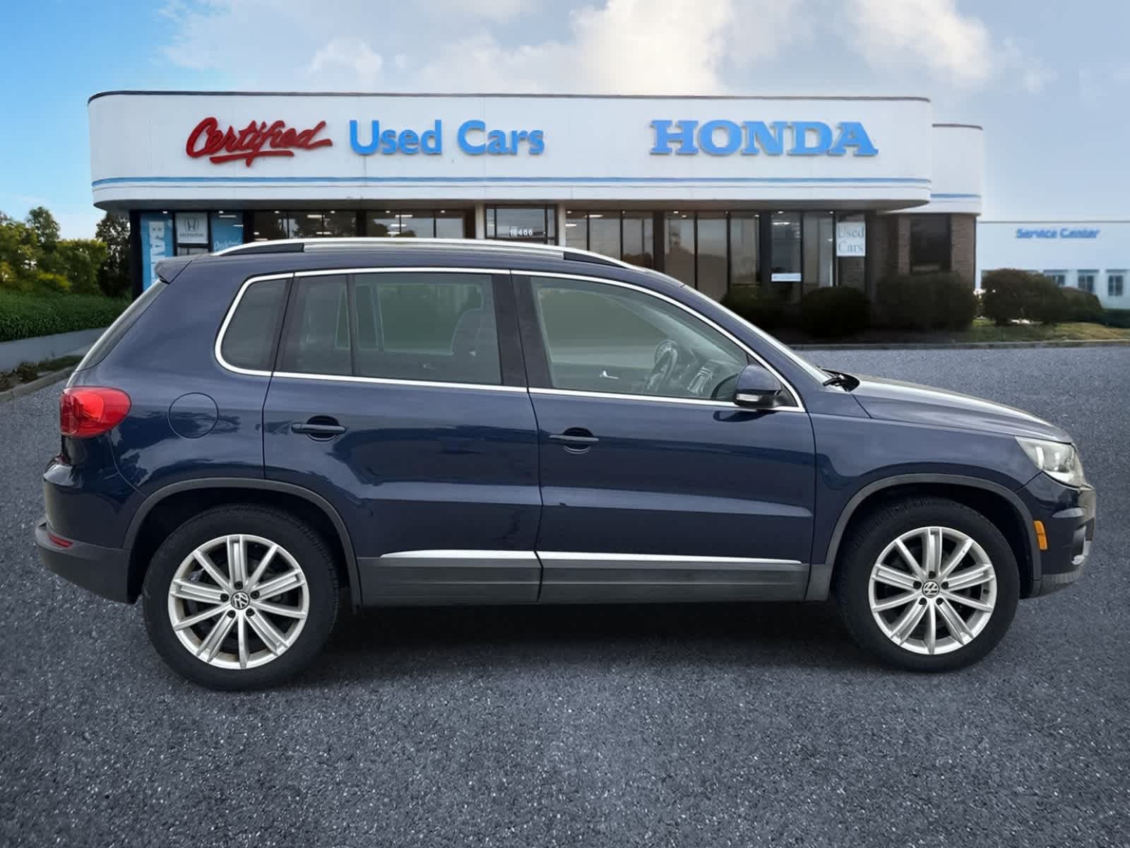 Thumbnail: 2012 Volkswagen Tiguan - 6