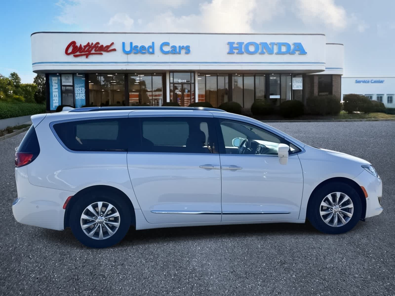 Thumbnail: 2018 Chrysler Pacifica - 6