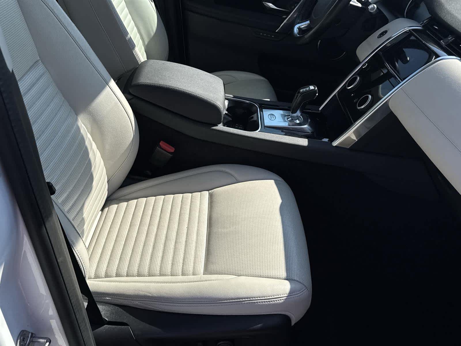 Thumbnail: 2020 Land Rover Discovery Sport - 18