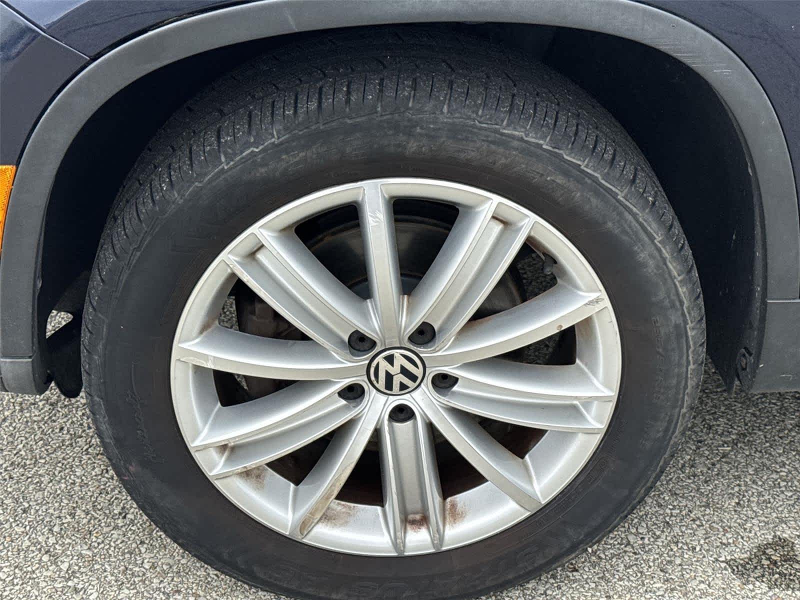 Thumbnail: 2012 Volkswagen Tiguan - 12