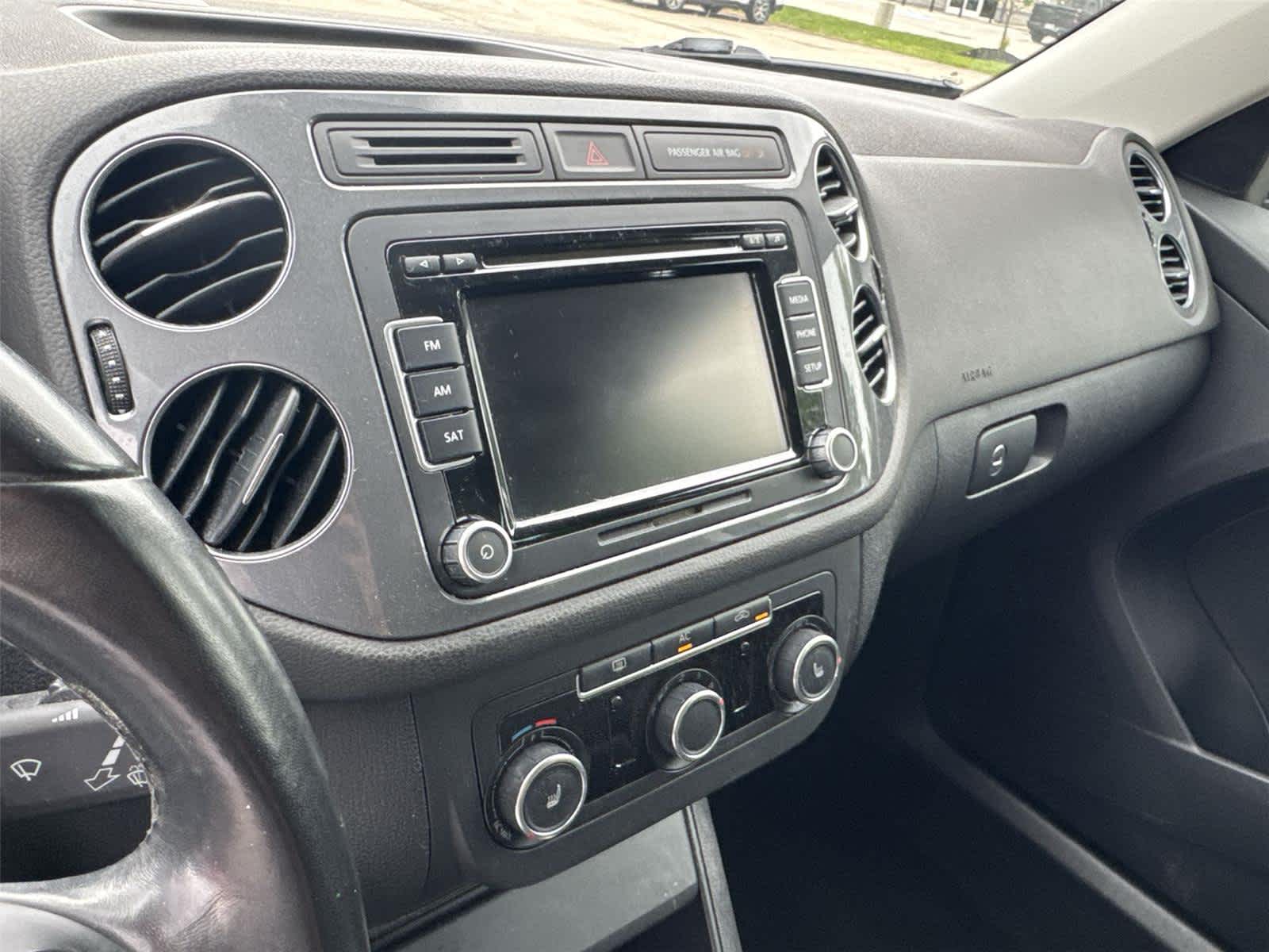 Thumbnail: 2012 Volkswagen Tiguan - 23