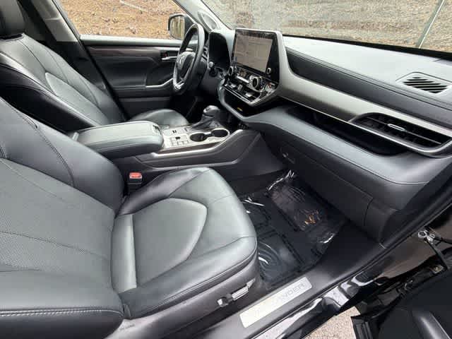 Thumbnail: 2023 Toyota Highlander - 22