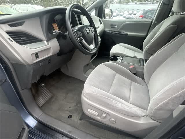 Thumbnail: 2017 Toyota Sienna - 15