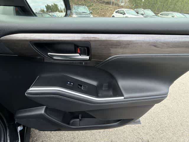 Thumbnail: 2023 Toyota Highlander - 24