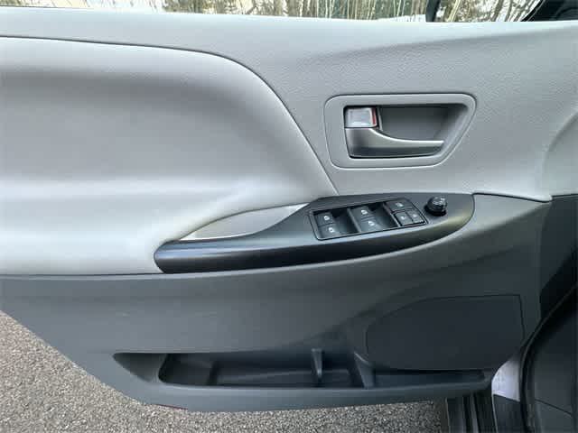 Thumbnail: 2020 Toyota Sienna - 15