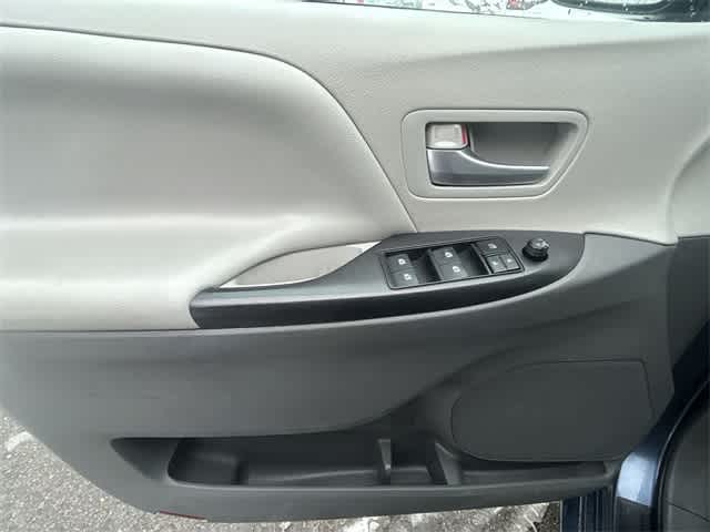 Thumbnail: 2017 Toyota Sienna - 17