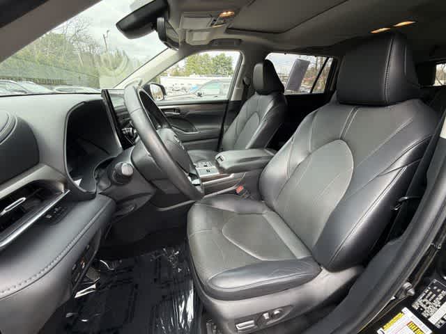 Thumbnail: 2023 Toyota Highlander - 18