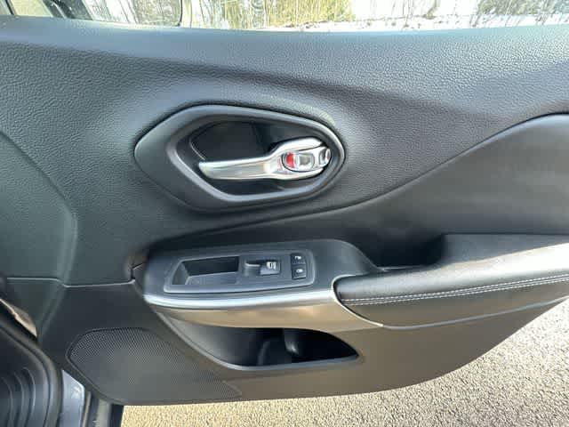 Thumbnail: 2019 Jeep Cherokee - 21