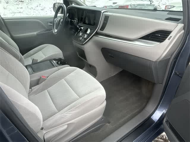 Thumbnail: 2017 Toyota Sienna - 21