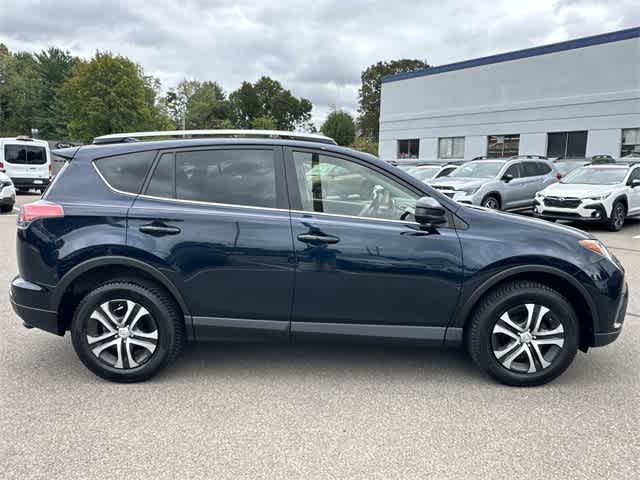 2017 Toyota RAV4 LE photo 3