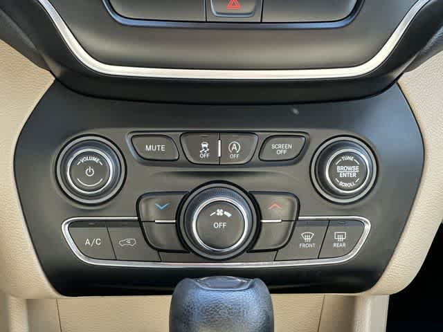 Thumbnail: 2019 Jeep Cherokee - 14