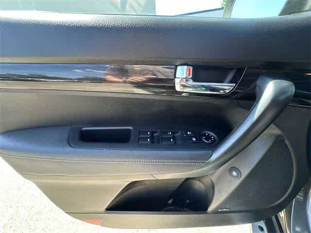 Thumbnail: 2012 Kia Sorento - 16