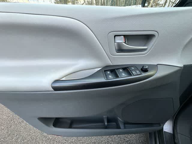 Thumbnail: 2020 Toyota Sienna - 15