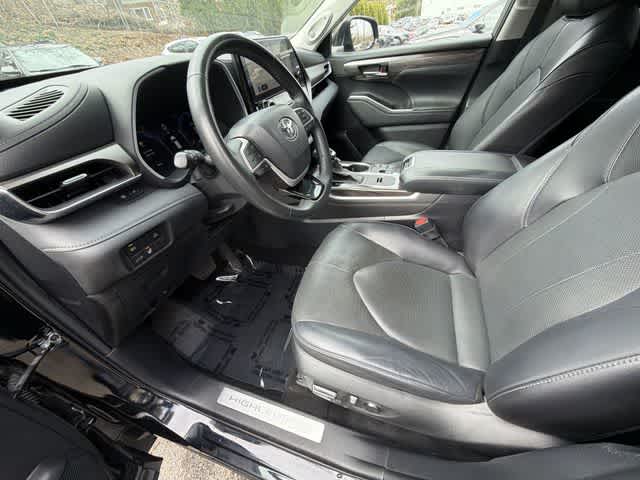 Thumbnail: 2023 Toyota Highlander - 17