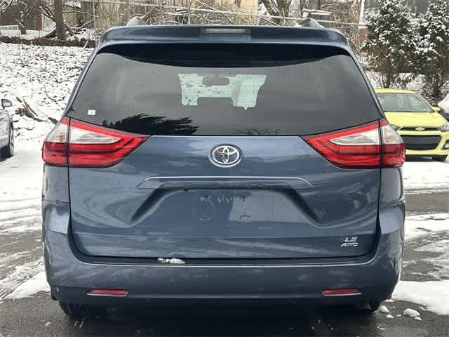 Thumbnail: 2017 Toyota Sienna - 4