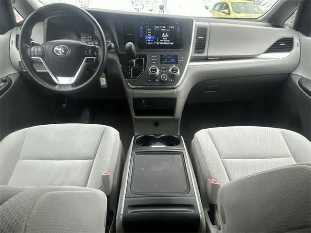 Thumbnail: 2017 Toyota Sienna - 20