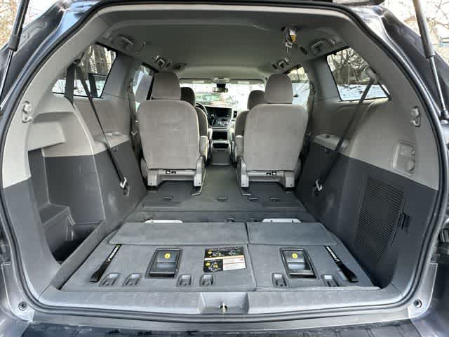 Thumbnail: 2020 Toyota Sienna - 24