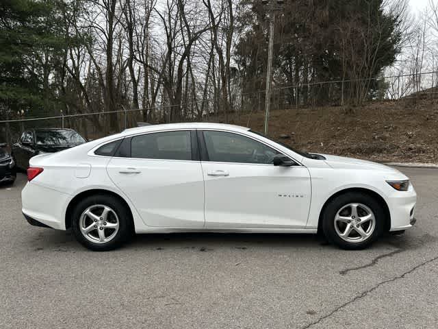 Thumbnail: 2017 Chevrolet Malibu - 3