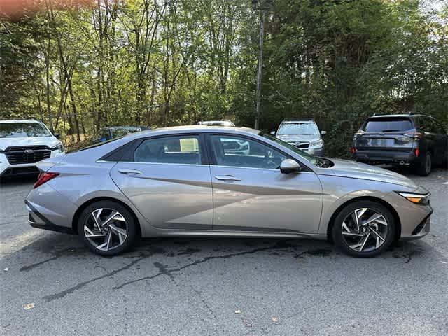 2024 Hyundai Elantra Limited photo 3