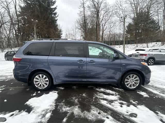 Thumbnail: 2017 Toyota Sienna - 3