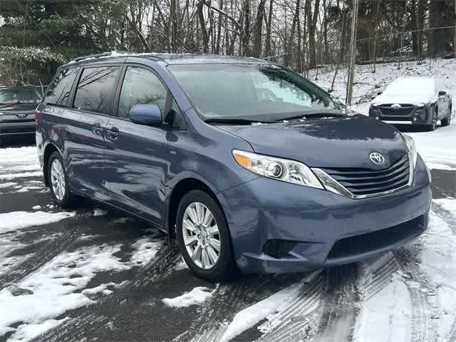 Thumbnail: 2017 Toyota Sienna - 32
